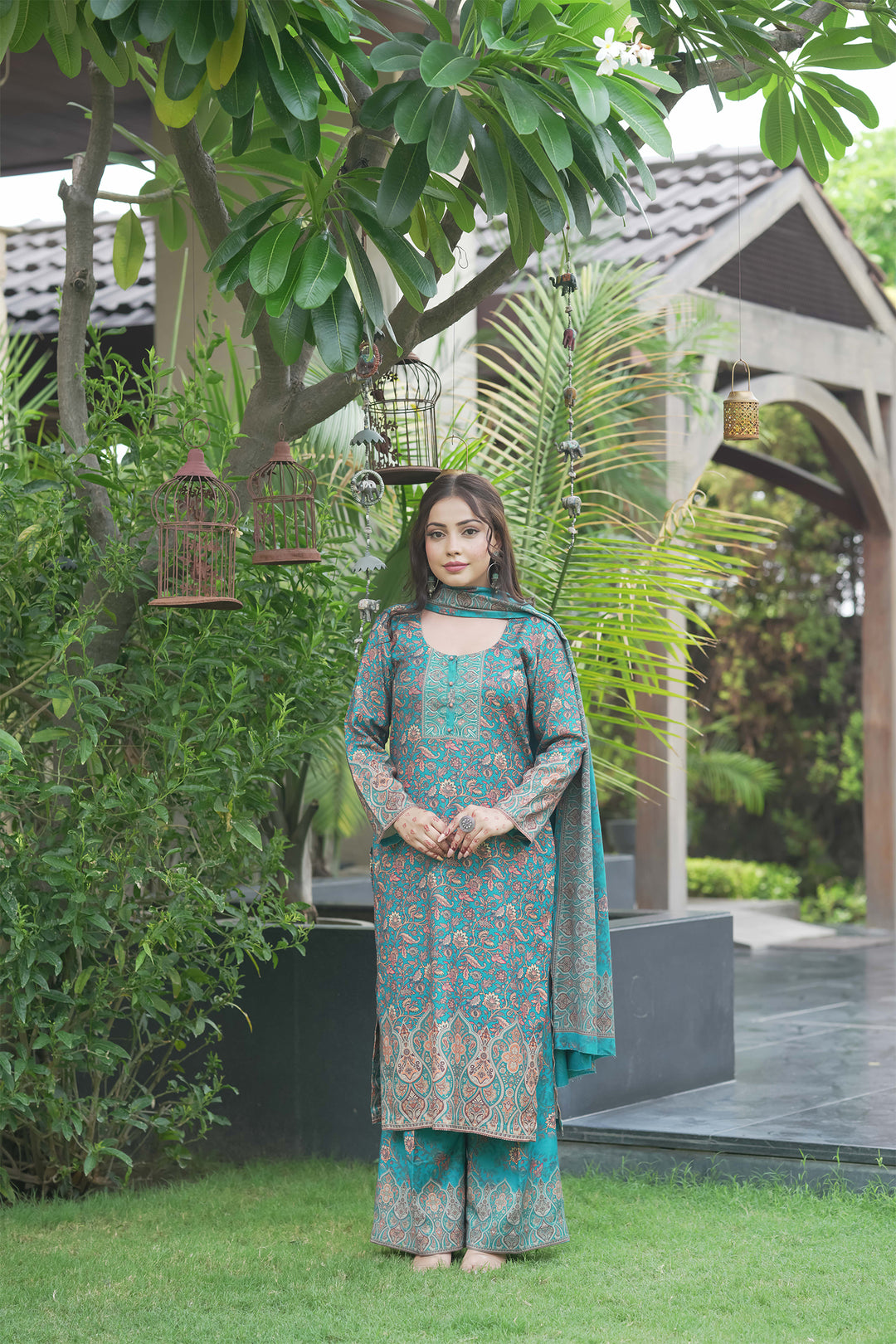 Traditional Pallu Unstitched Suit With Reversible Dupatta