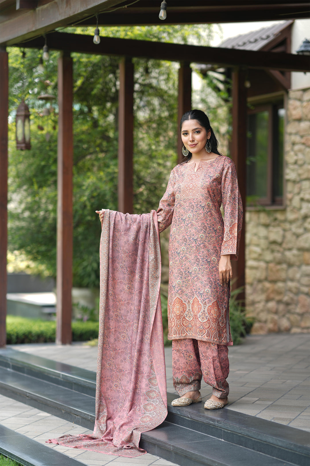 Traditional Pallu Unstitched Suit With Reversible Dupatta