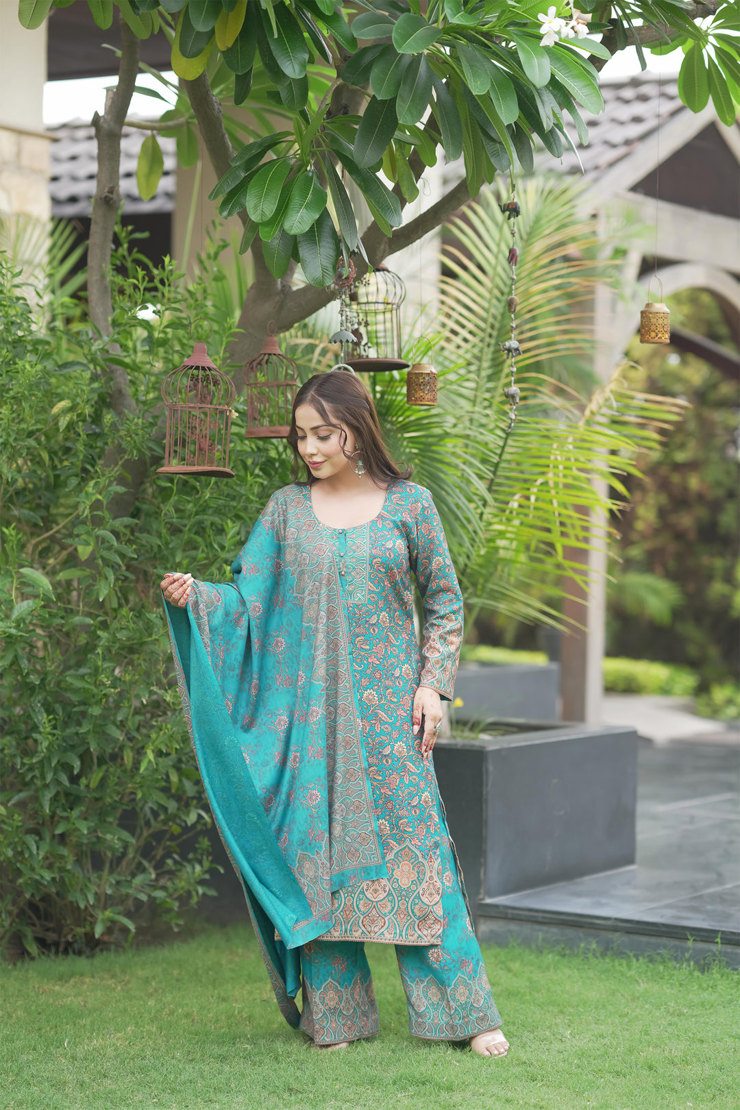 Traditional Pallu Unstitched Suit With Reversible Dupatta